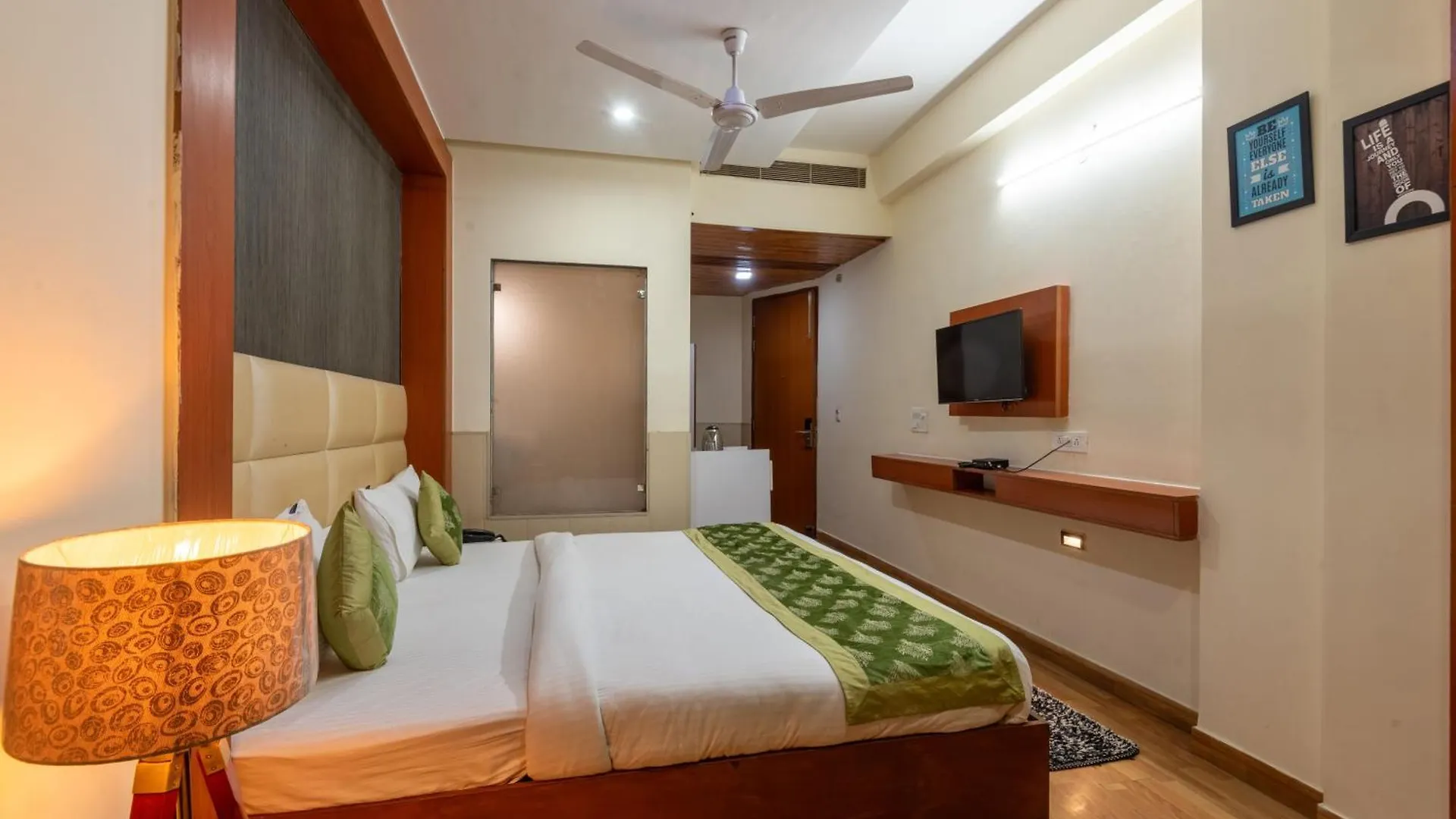 Oyster Pearl Hotels & Banquets- Sector 39 Gurgaon Near Medanta Medicity 3*,