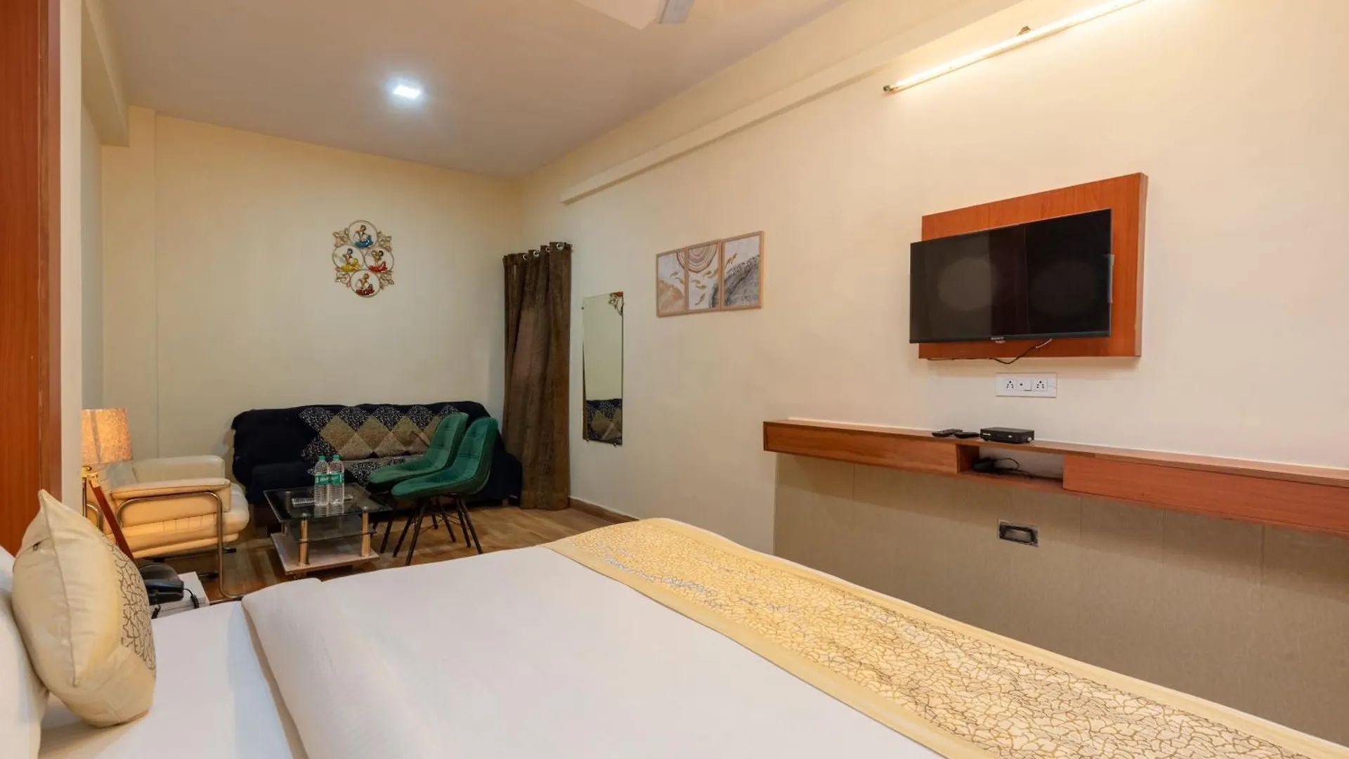 Oyster Pearl Hotels & Banquets- Sector 39 Gurgaon Near Medanta Medicity 3*,