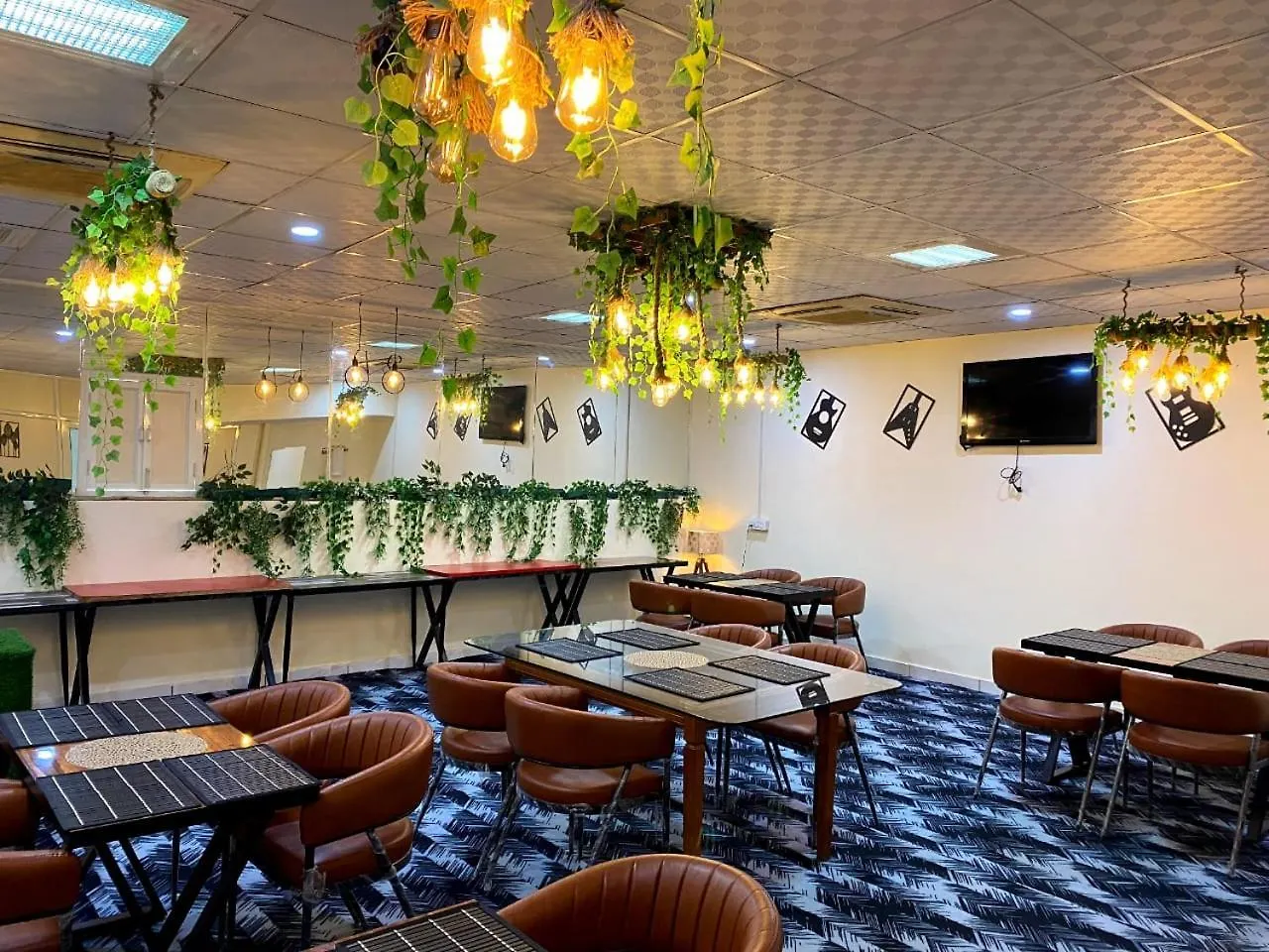 Oyster Pearl Hotels & Banquets- Sector 39 Gurgaon Near Medanta Medicity